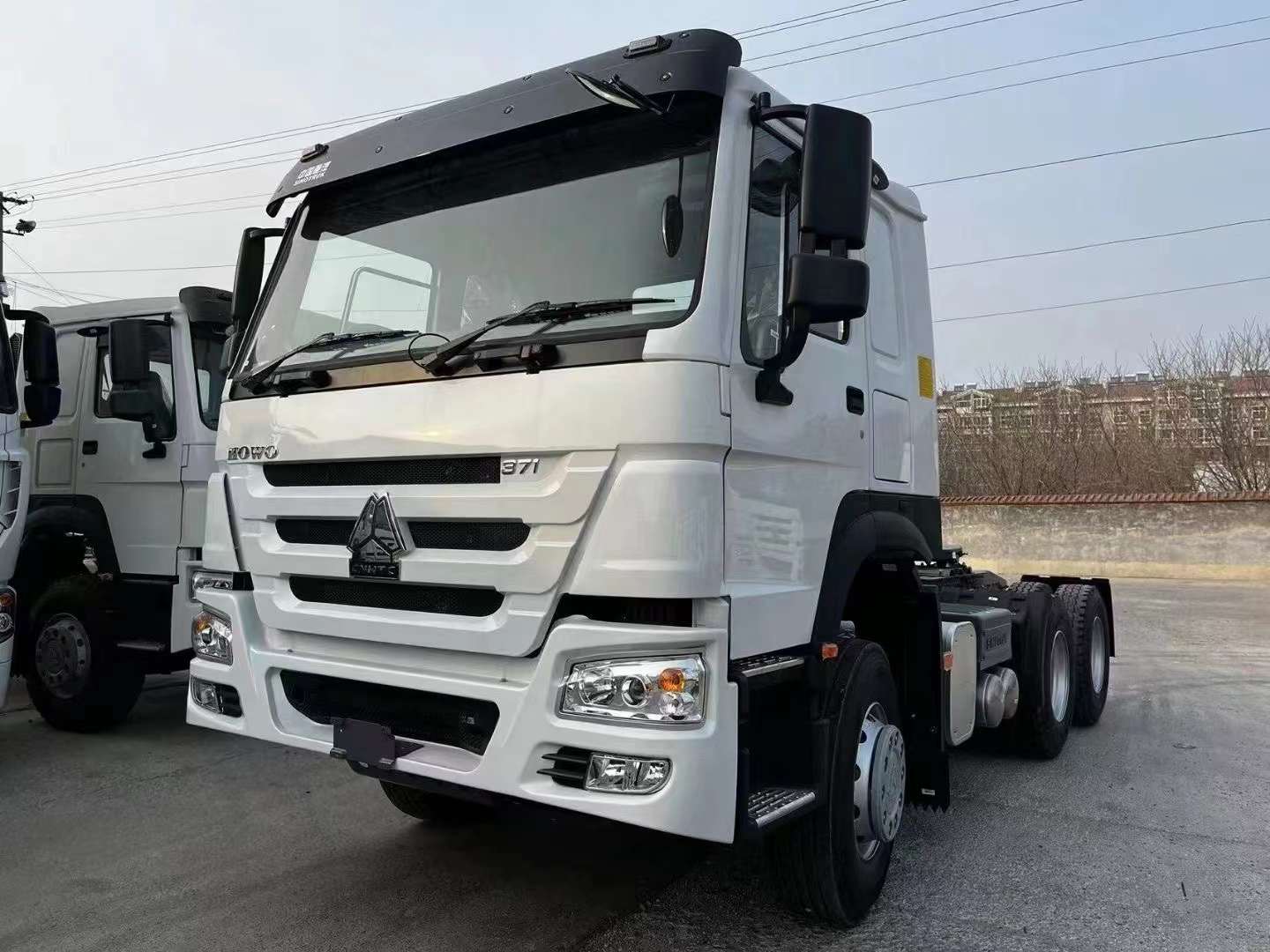 SINOTRUK HOWO 10 Wheelers ट्रक ट्रॅक्टर शिपमेंटसाठी तयार आहेत